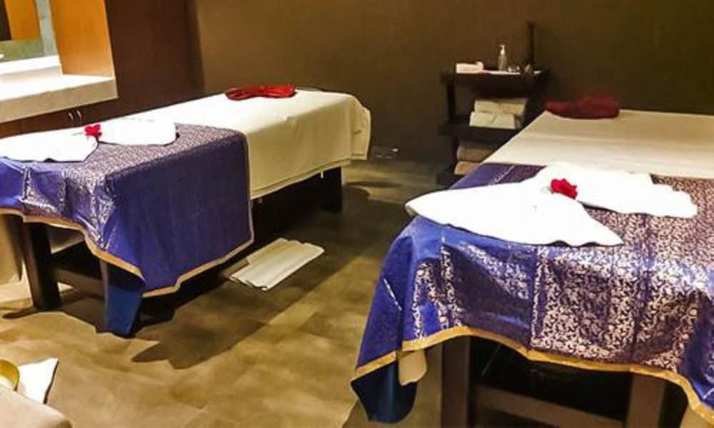 Radisson Mumbai Andheri Midc Exterior photo Massage beds at a spa