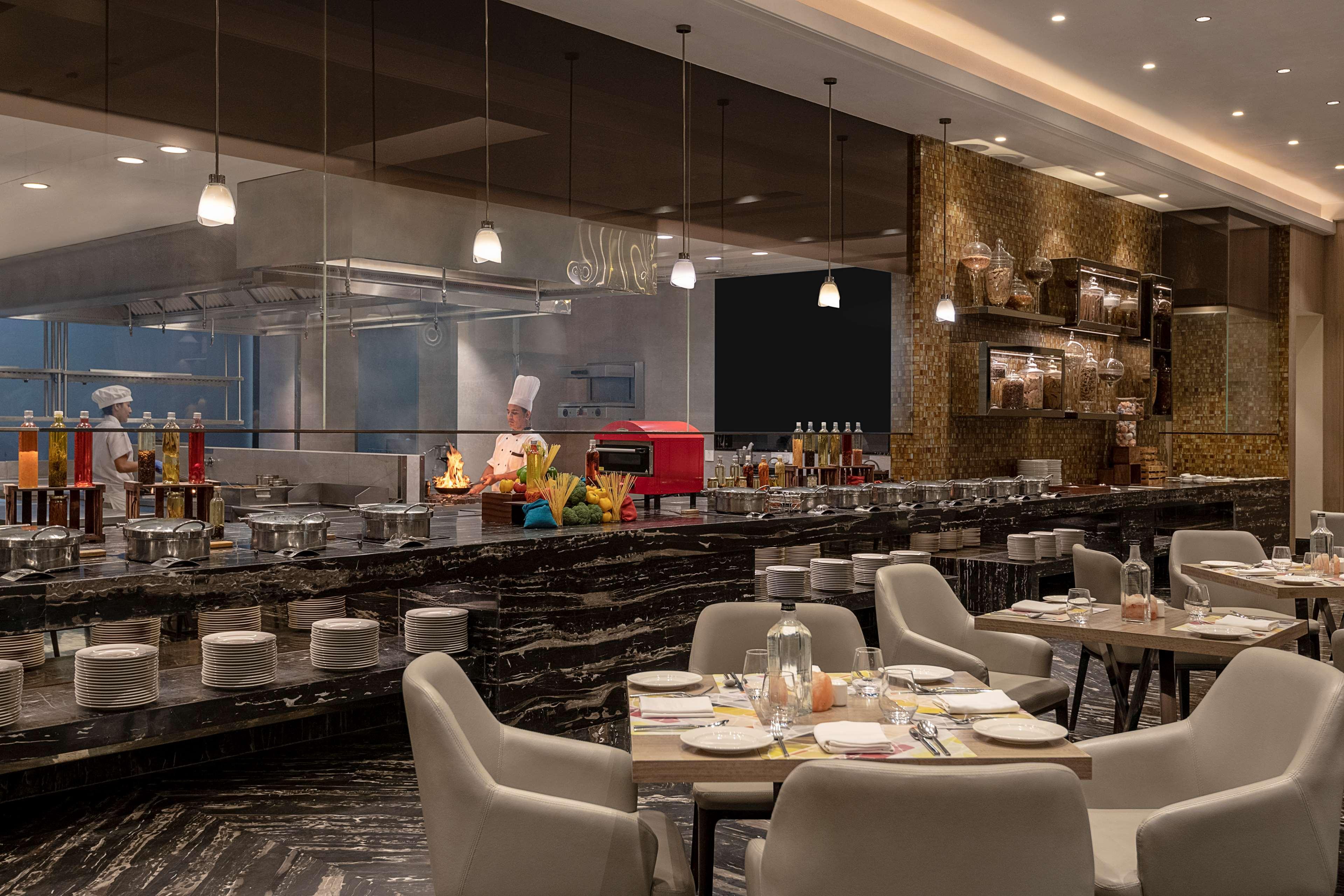 Radisson Mumbai Andheri Midc Exterior photo The restaurant