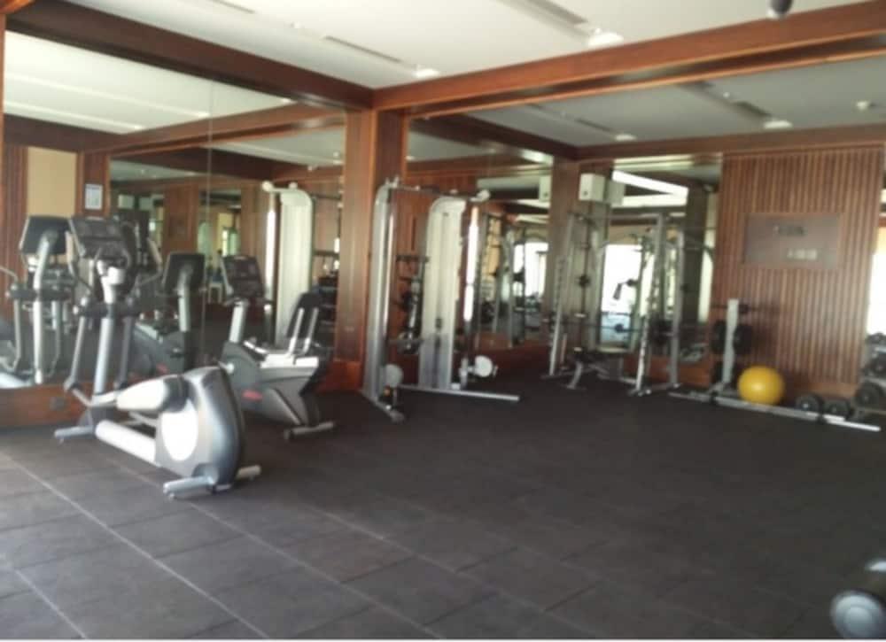 Radisson Mumbai Andheri Midc Exterior photo The gym at the hotel