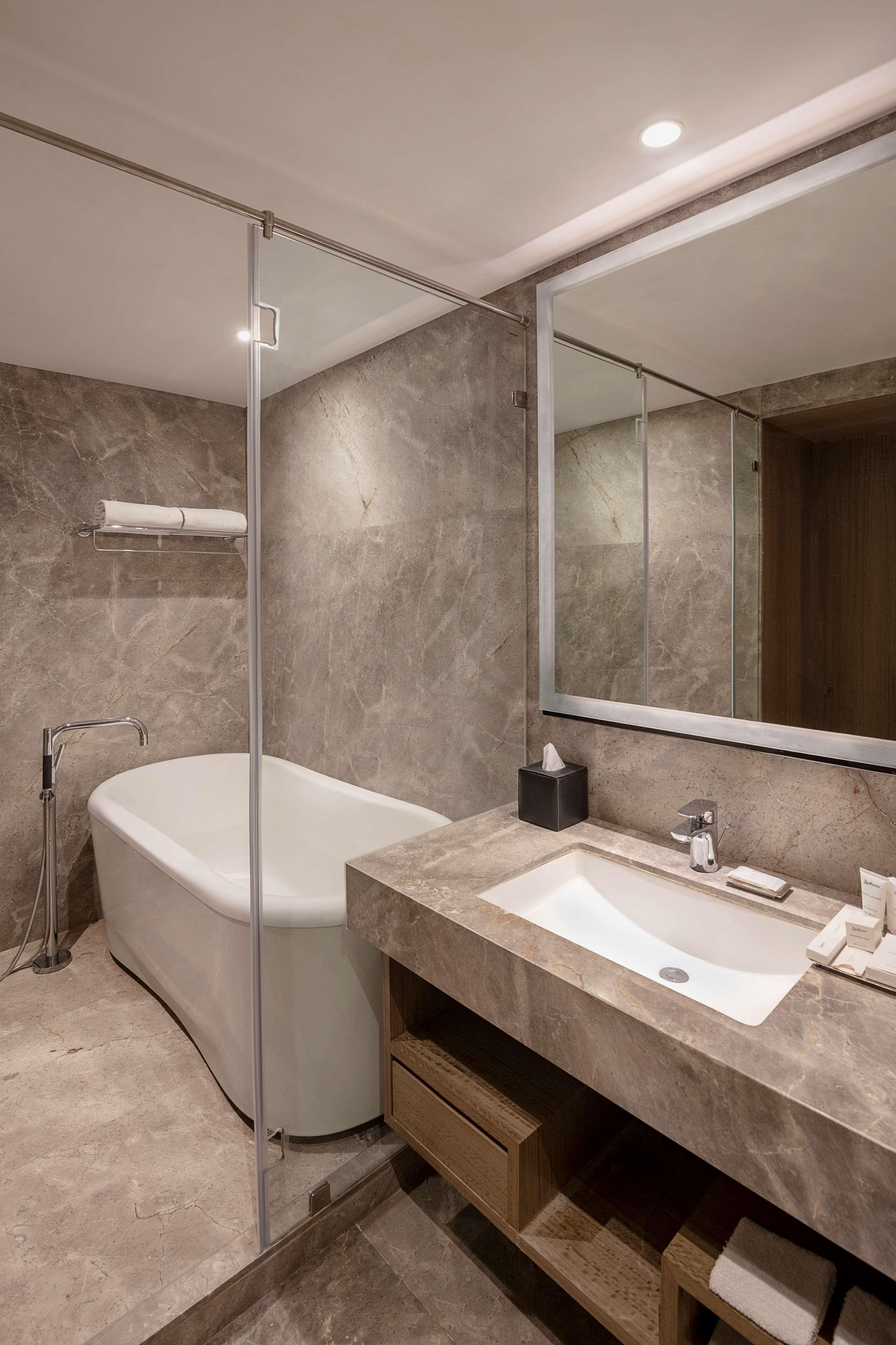 Radisson Mumbai Andheri Midc Exterior photo Bathroom
