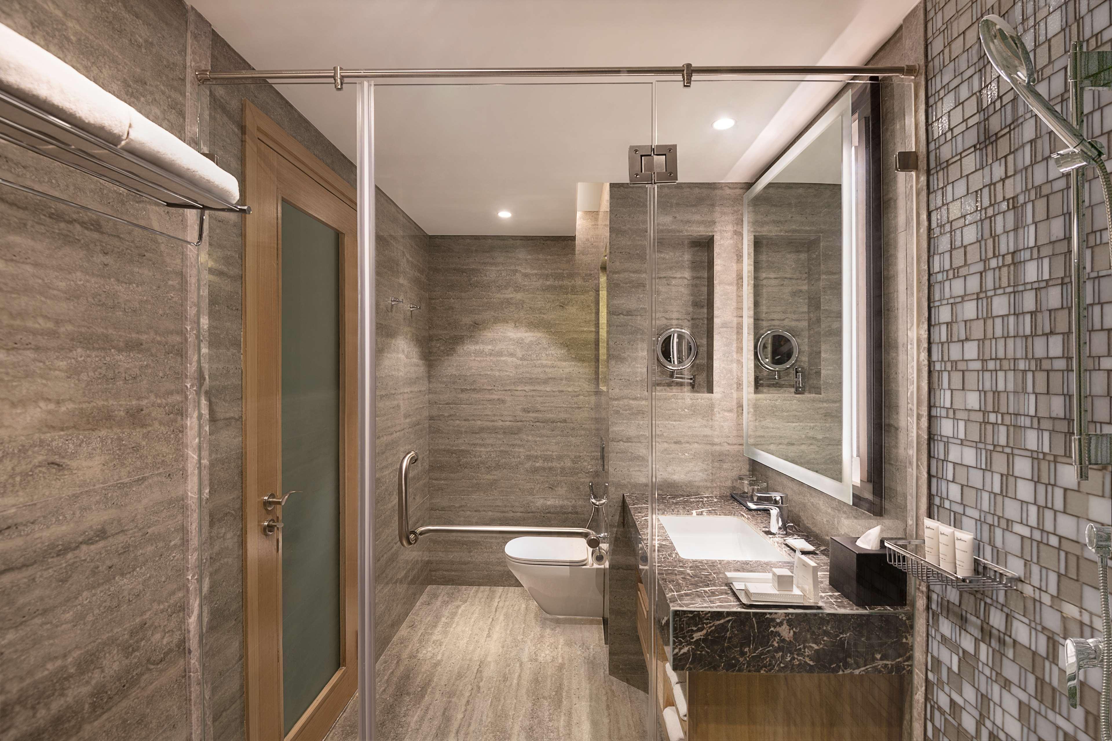 Radisson Mumbai Andheri Midc Exterior photo Bathroom