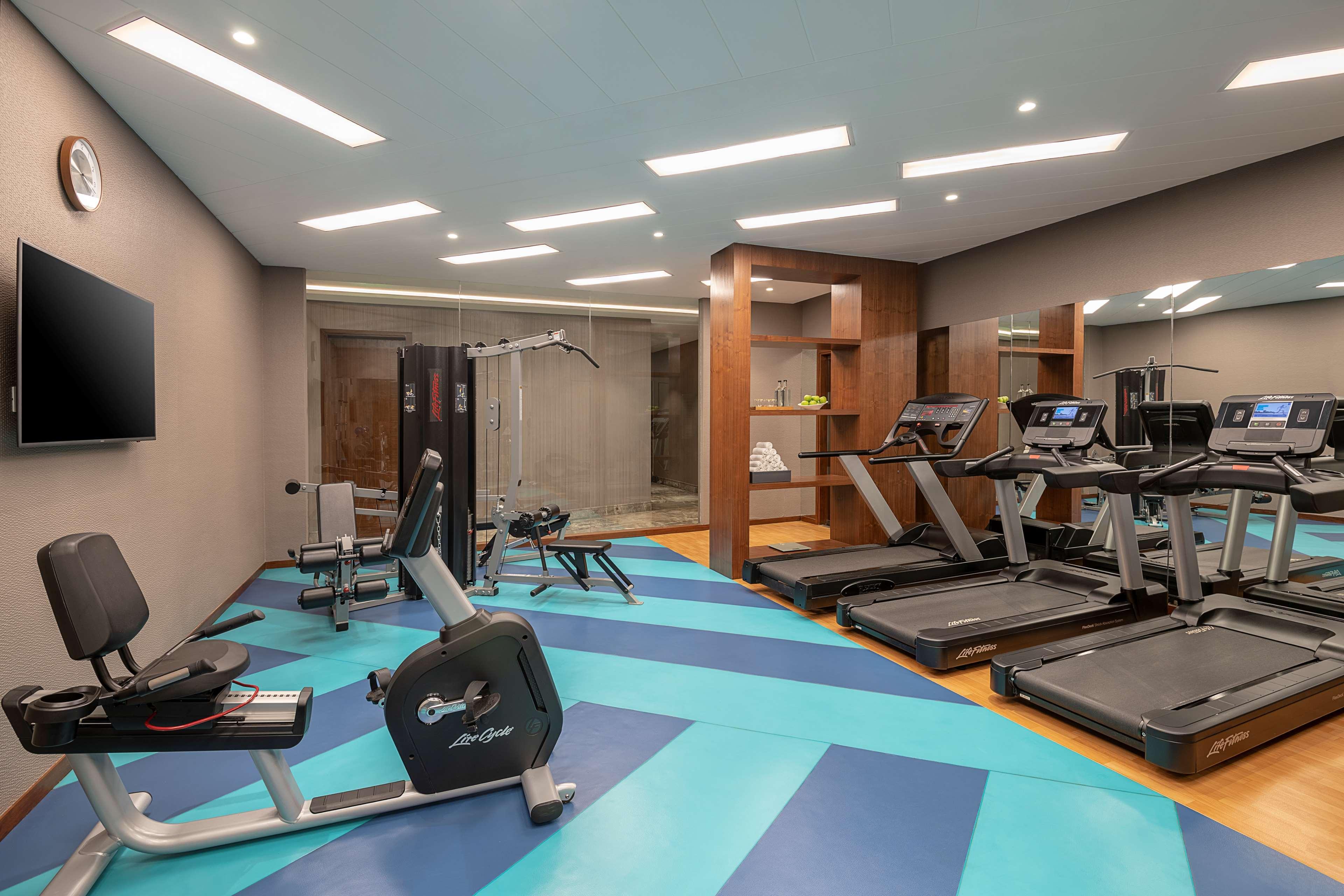 Radisson Mumbai Andheri Midc Exterior photo The gym at the hotel
